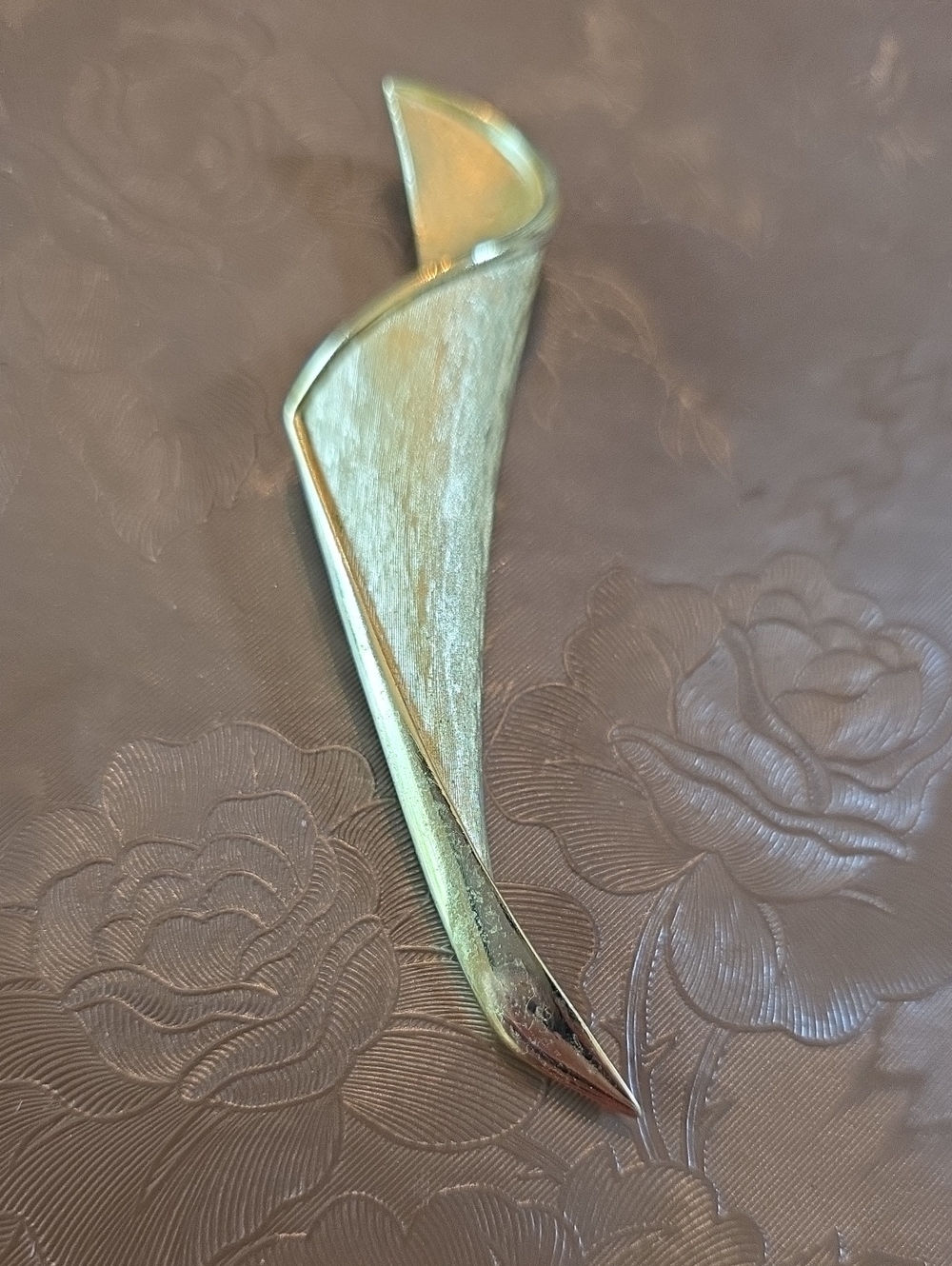 Trifari Vintage Gold Tone Signed Sculptural Ribbon Brooch. Mid-20th Century 3.5"